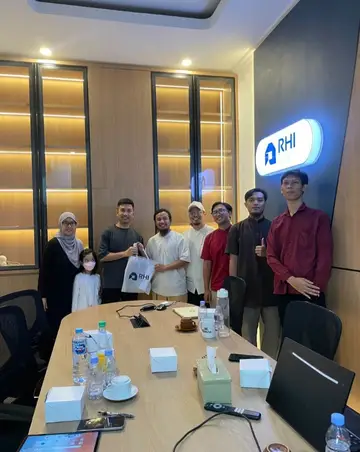 Akad di kantor RHI Build, klien RHI Build