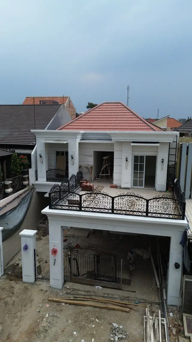 Progres lapangan proyek Mr Fm