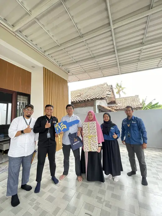 Serah terima kunci bersama klien RHI Build