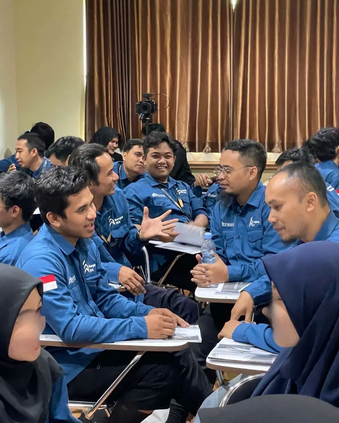 Tim RHI Build berdiskusi dalam sesi pelatihan